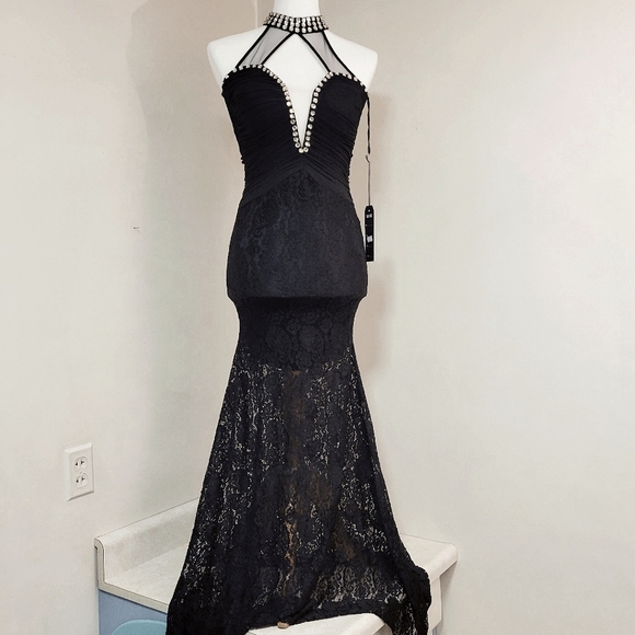 4610618 Black Back Cutout Lace Dress